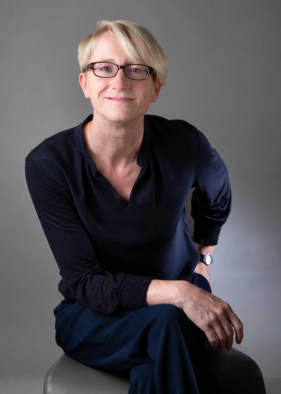 Rechtsanwältin Susanne Höpfner am Schreibtisch
